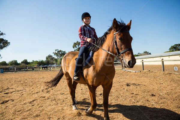 Stockfoto: Meisje · paardrijden · paard · boerderij · boerderij