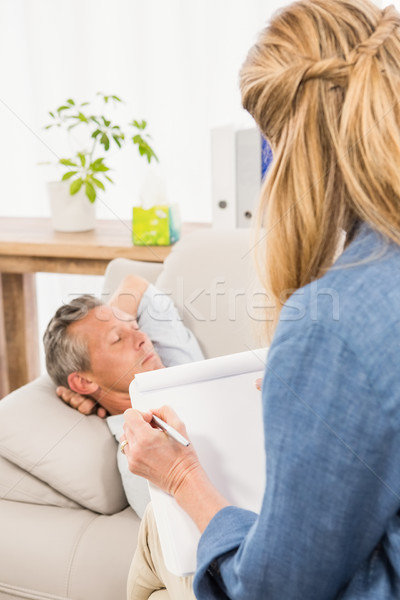 Terapeuta ascolto maschio paziente prendere appunti ufficio Foto d'archivio © wavebreak_media
