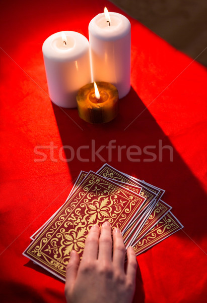 Taroc carduri roşu tabel femeie Imagine de stoc © wavebreak_media