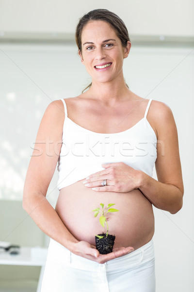 портрет счастливым женщину завода беременная женщина Постоянный Сток-фото © wavebreak_media