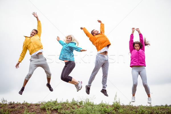 Prietenii jumping excursie pe jos fericit natură Imagine de stoc © wavebreak_media