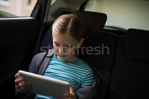Tienermeisje digitale tablet Maakt een reservekopie zitting auto Stockfoto © wavebreak_media