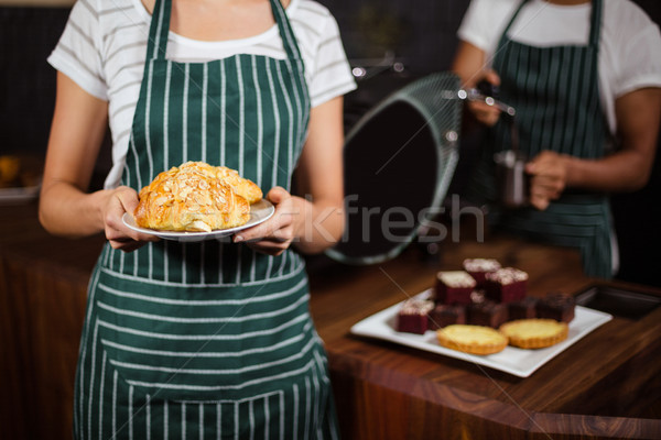 Stock fotó: Középső · rész · barista · tart · croissantok · bár · nő