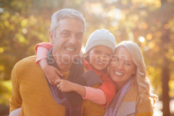 Portret szczęśliwą rodzinę drzew parku dziewczyna Zdjęcia stock © wavebreak_media