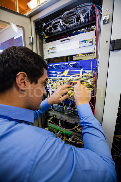 Technicien câbles rack serveur heureux [[stock_photo]] © wavebreak_media