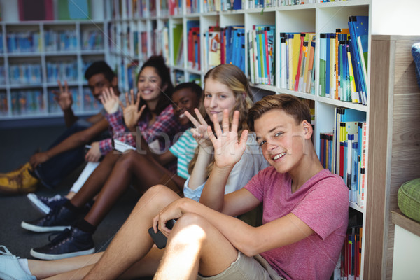 Studenţi şedinţei bibliotecă mâini portret Imagine de stoc © wavebreak_media
