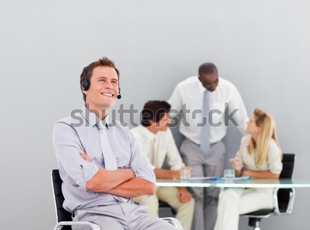 Porträt ernst Geschäftsfrau stehen Mann Sitzung Stock foto © wavebreak_media