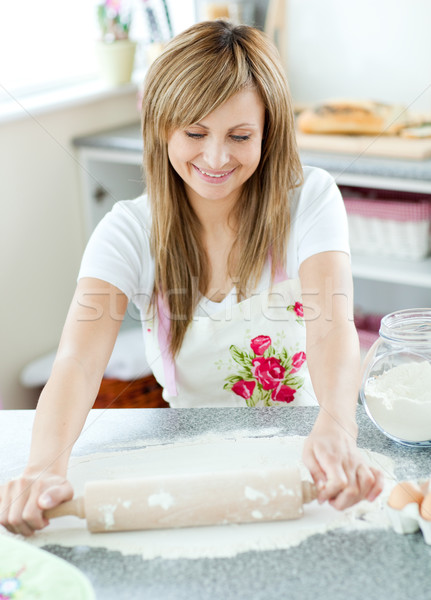 Imagine de stoc: Femeie · tort · bucătărie · acasă · alimente · zâmbet