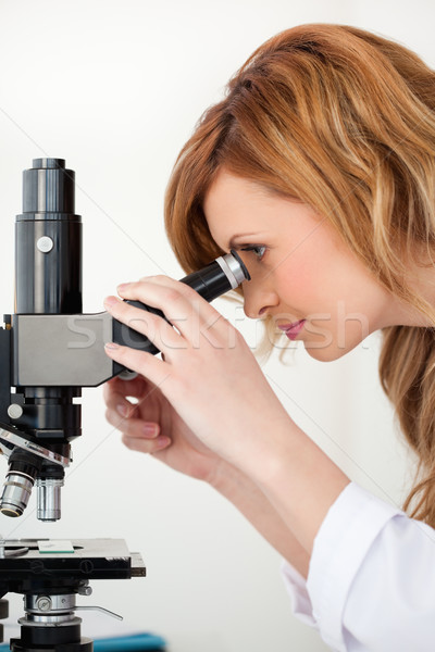 可愛 科學家 看 顯微鏡 實驗室 女子 商業照片 © wavebreak_media
