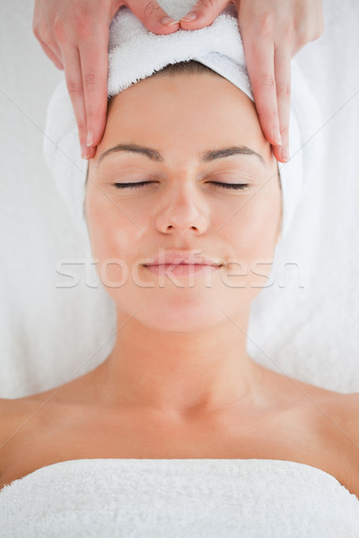 Retrato cute mujer masaje toalla Foto stock © wavebreak_media