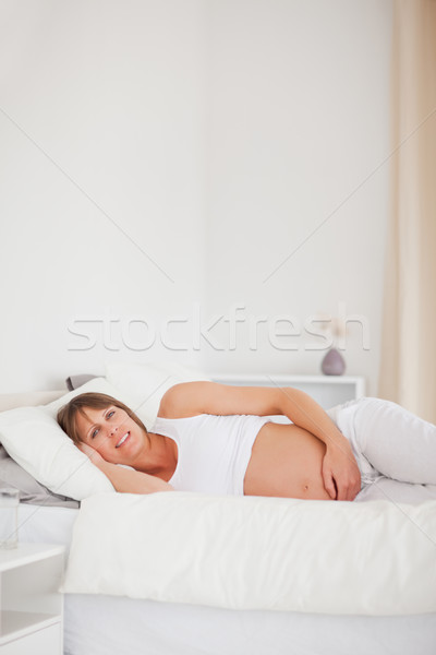 Boa aparência mulher grávida relaxante cama apartamento mulher Foto stock © wavebreak_media