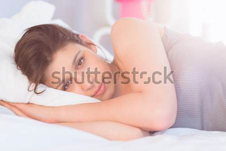 брюнетка улыбающаяся женщина кровать спальня лице Сток-фото © wavebreak_media