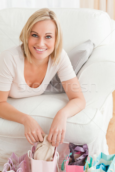 Stockfoto: Portret · cute · vrouw · woonkamer · glimlach