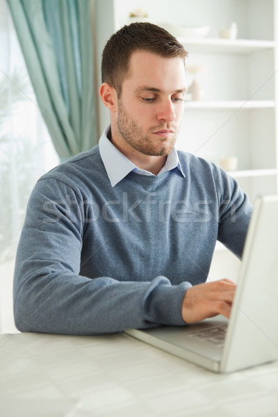 Stockfoto: Jonge · zakenman · werken · laptop · kantoor · aan · huis · computer
