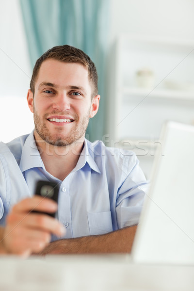 Lächelnd jungen Geschäftsmann Mobiltelefon Business Computer Stock foto © wavebreak_media