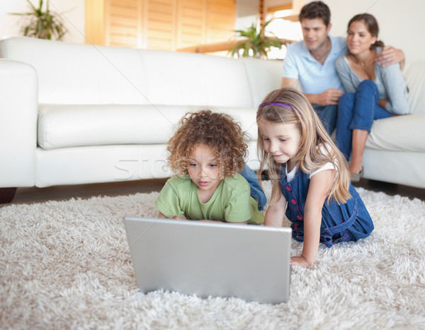 [[stock_photo]]: Enfants · portable · parents · regarder · salon · fille