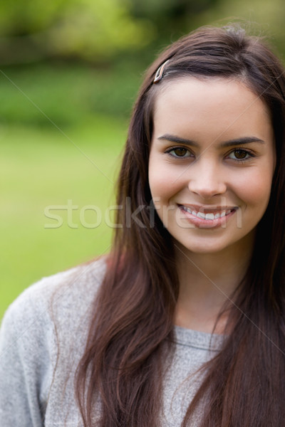 Jolie jeune fille regarder droite caméra permanent parc [[stock_photo]] © wavebreak_media