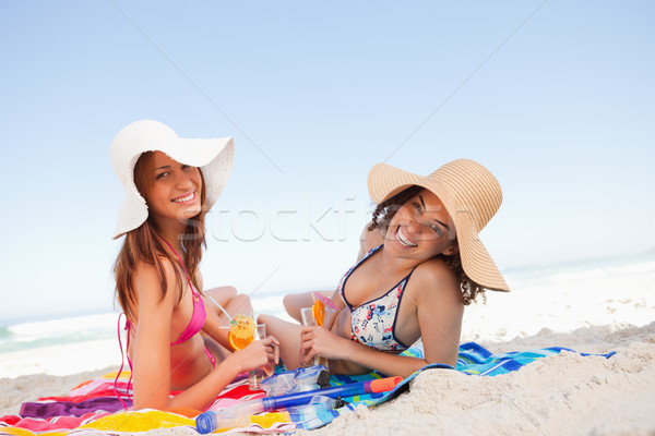 Foto stock: Mulheres · jovens · praia · toalhas · olhando · câmera · smiles