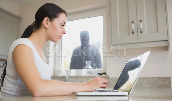 Genç kadın yansıma soyguncu dizüstü bilgisayar ekran ev Stok fotoğraf © wavebreak_media