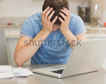 Foto stock: Mujer · de · negocios · cabeza · manos · portátil · escritorio · frustrado