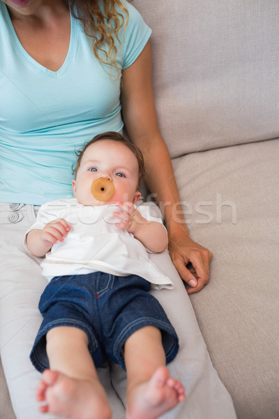 嬰兒 母親 坐在 沙發 視圖 商業照片 © wavebreak_media