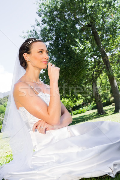 Jonge bruid vergadering tuin nadenkend vrouw Stockfoto © wavebreak_media