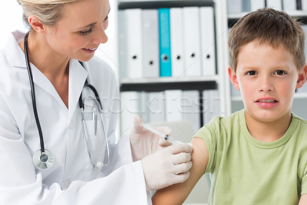 Băiat injecţie femeie pediatru nevinovat clinică Imagine de stoc © wavebreak_media