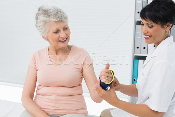 Foto stock: Femenino · médico · muñeca · altos · mano