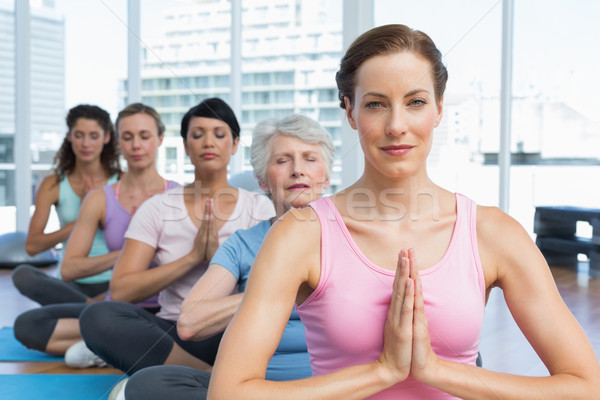 Foto d'archivio: Classe · seduta · mani · fila · yoga · femminile