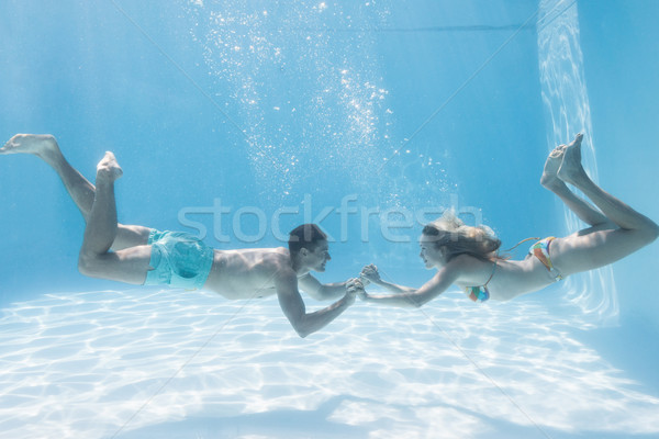 Foto d'archivio: Cute · Coppia · holding · hands · subacquea · piscina · vacanze