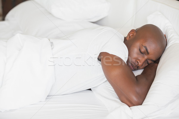 Pasnic om dormit pat acasă dormitor Imagine de stoc © wavebreak_media