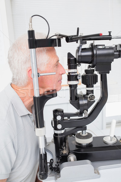 Starszy pacjenta patrząc lampy mężczyzna kliniki Zdjęcia stock © wavebreak_media