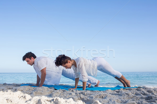 [[stock_photo]]: Heureux · couple · yoga · eau · plage