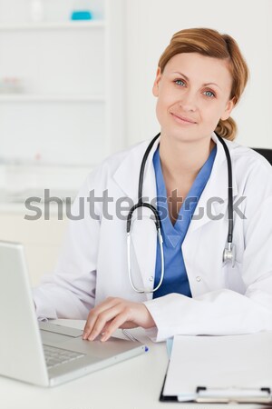 Médecin souriant note bureau femme heureux [[stock_photo]] © wavebreak_media