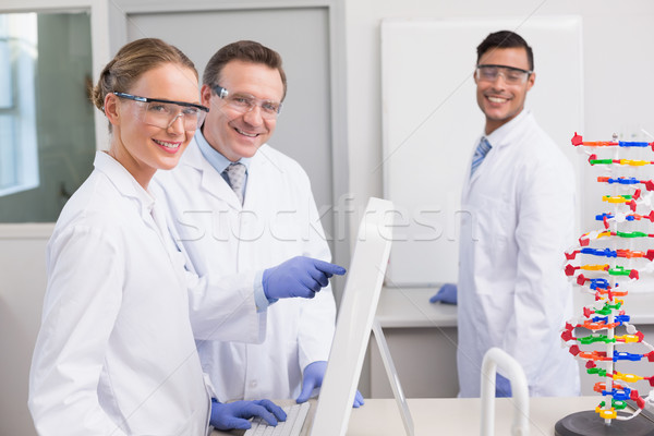Sonriendo científico de trabajo ordenador laboratorio mujer Foto stock © wavebreak_media