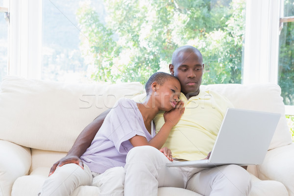 [[stock_photo]]: Heureux · souriant · couple · utilisant · un · ordinateur · portable · canapé · salon