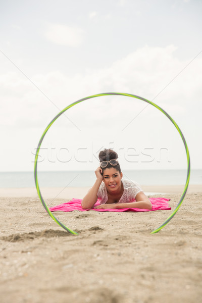 Glimlachende vrouw naar camera hoelahoep strand gelukkig Stockfoto © wavebreak_media