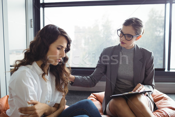 Foto stock: Conselheiro · infeliz · mulher · janela · triste · comunicação