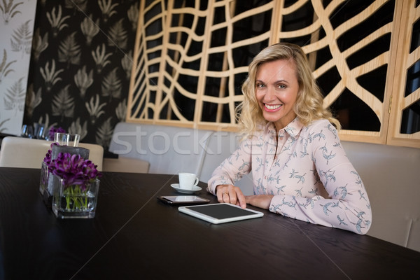 Lächelnd Geschäftsfrau digitalen Tablet Handy Sitzung Stock foto © wavebreak_media