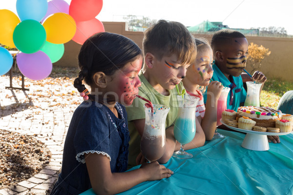 Boldog gyerekek élvezi étel italok park Stock fotó © wavebreak_media