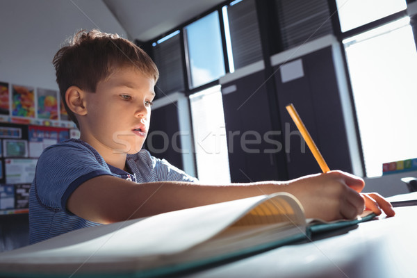 Ragazzo iscritto libro desk classe scuola Foto d'archivio © wavebreak_media