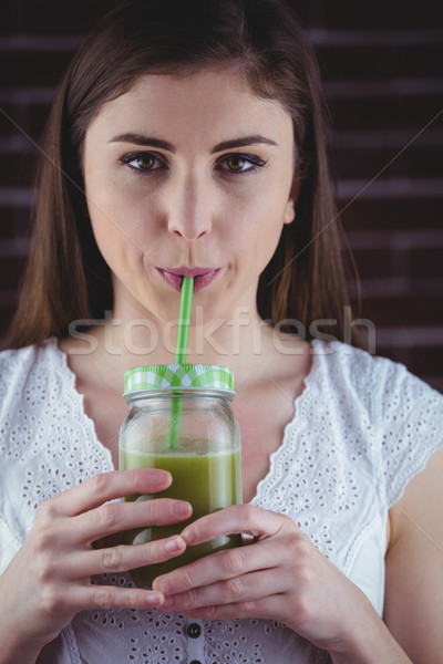 Hübsche Frau grünen Saft rot Ziegel glücklich Stock foto © wavebreak_media