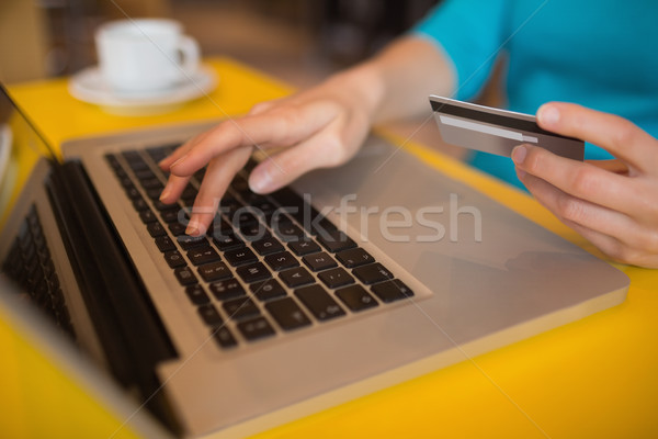 Kobieta za pomocą laptopa karty kredytowej strony Kafejka Zdjęcia stock © wavebreak_media