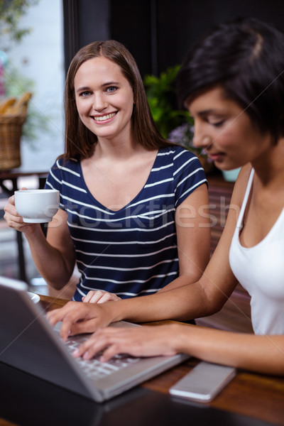 Mooie vrouwen bar beker met behulp van laptop Stockfoto © wavebreak_media