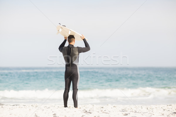 Widok z tyłu człowiek deska surfingowa głowie plaży Zdjęcia stock © wavebreak_media