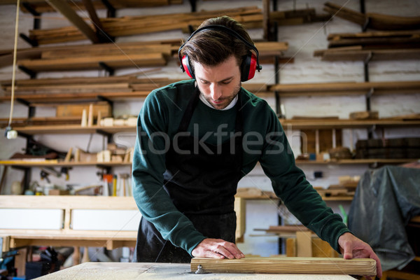 Charpentier travail poussiéreux atelier bâtiment homme [[stock_photo]] © wavebreak_media