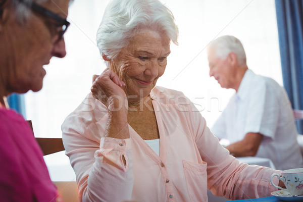 Senior glimlachende vrouw beker koffie bejaardentehuis vrouw Stockfoto © wavebreak_media