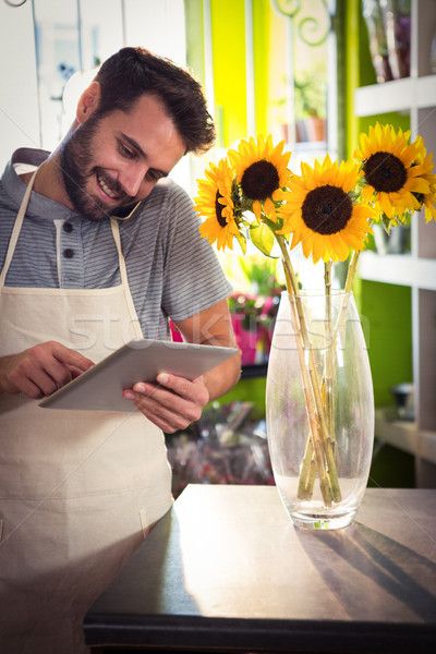 Männlich Blumengeschäft sprechen Handy digitalen Tablet Stock foto © wavebreak_media