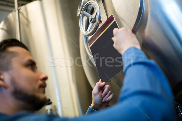 работник Дать цистерна обслуживание блокнот пивоваренный завод Сток-фото © wavebreak_media