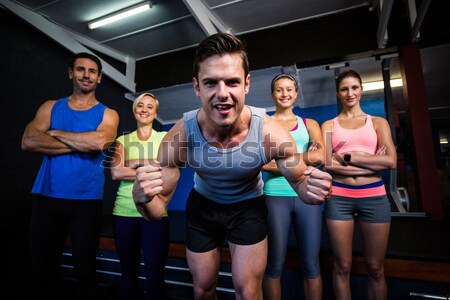 Porträt ernst Freunde Fitnessstudio stehen Frau Stock foto © wavebreak_media